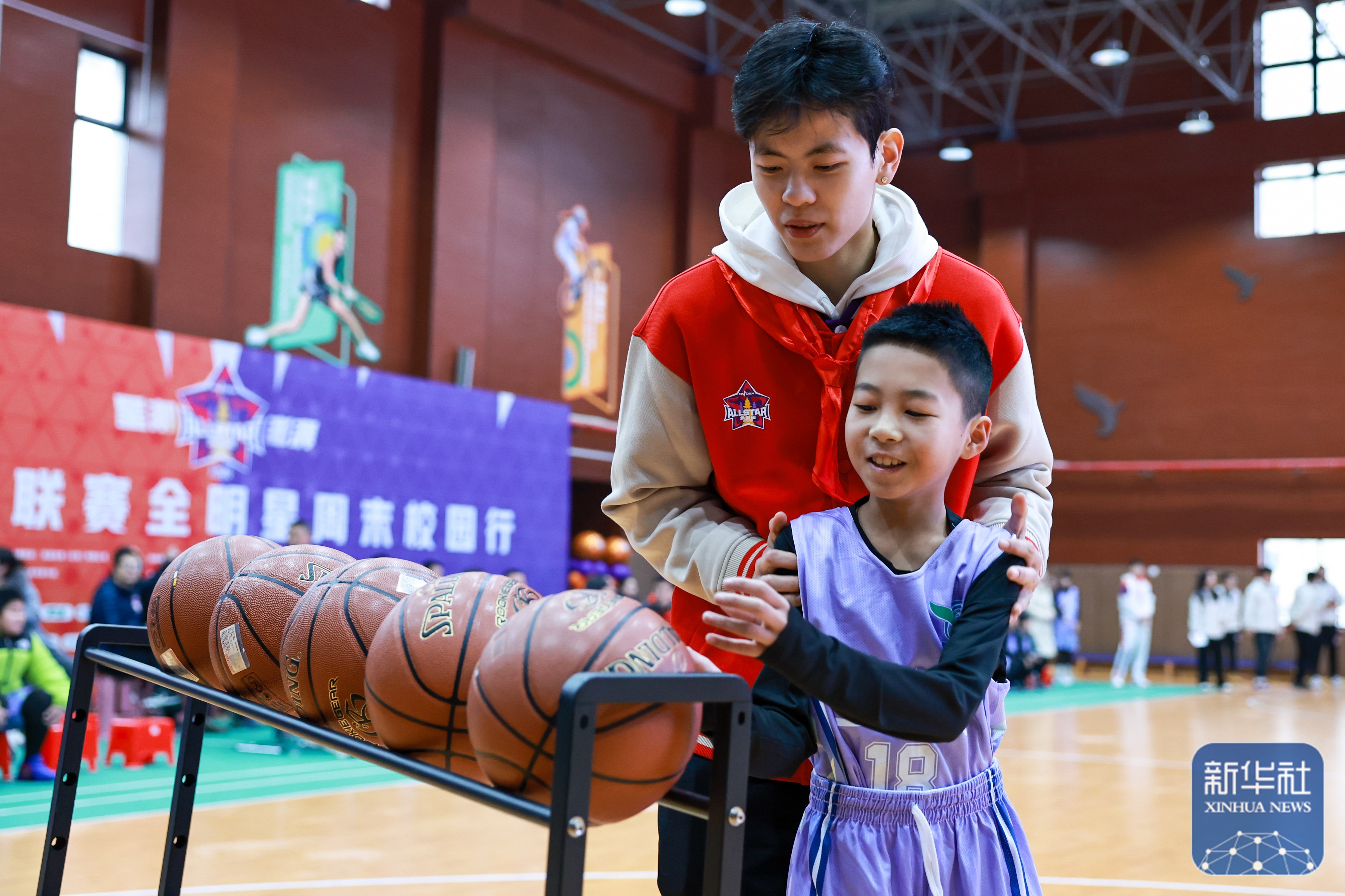 爱游戏官方入口-篮球明星参与公益活动，助力社会发展的简单介绍