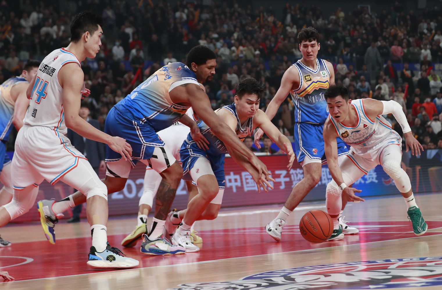 爱游戏体育网站-关于山东队客场击败新疆队，保持强劲势头的信息