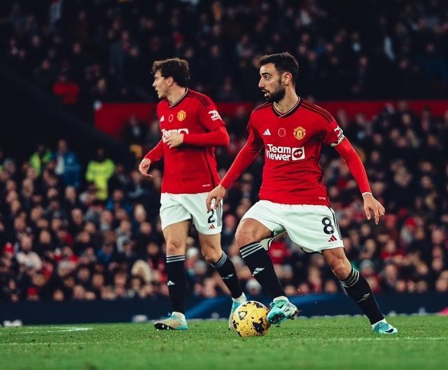 曼联球迷现场助威,激发球队夺冠斗志的简单介绍 曼联球迷现场助威,激发球队夺冠斗志的简单介绍