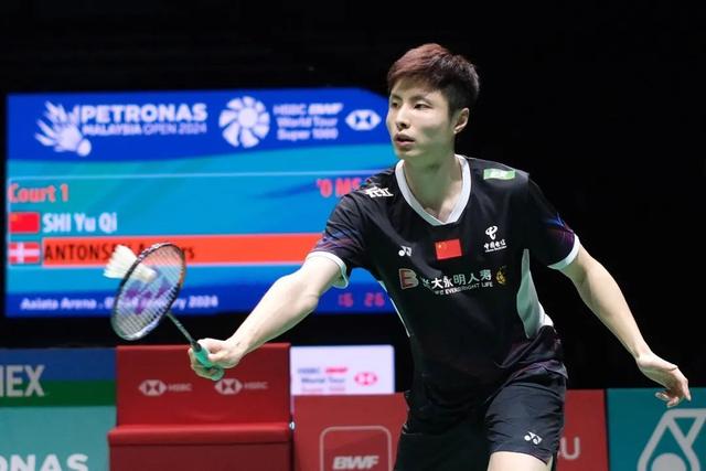 马来西亚男子羽毛球选手夺得金牌，震撼全场