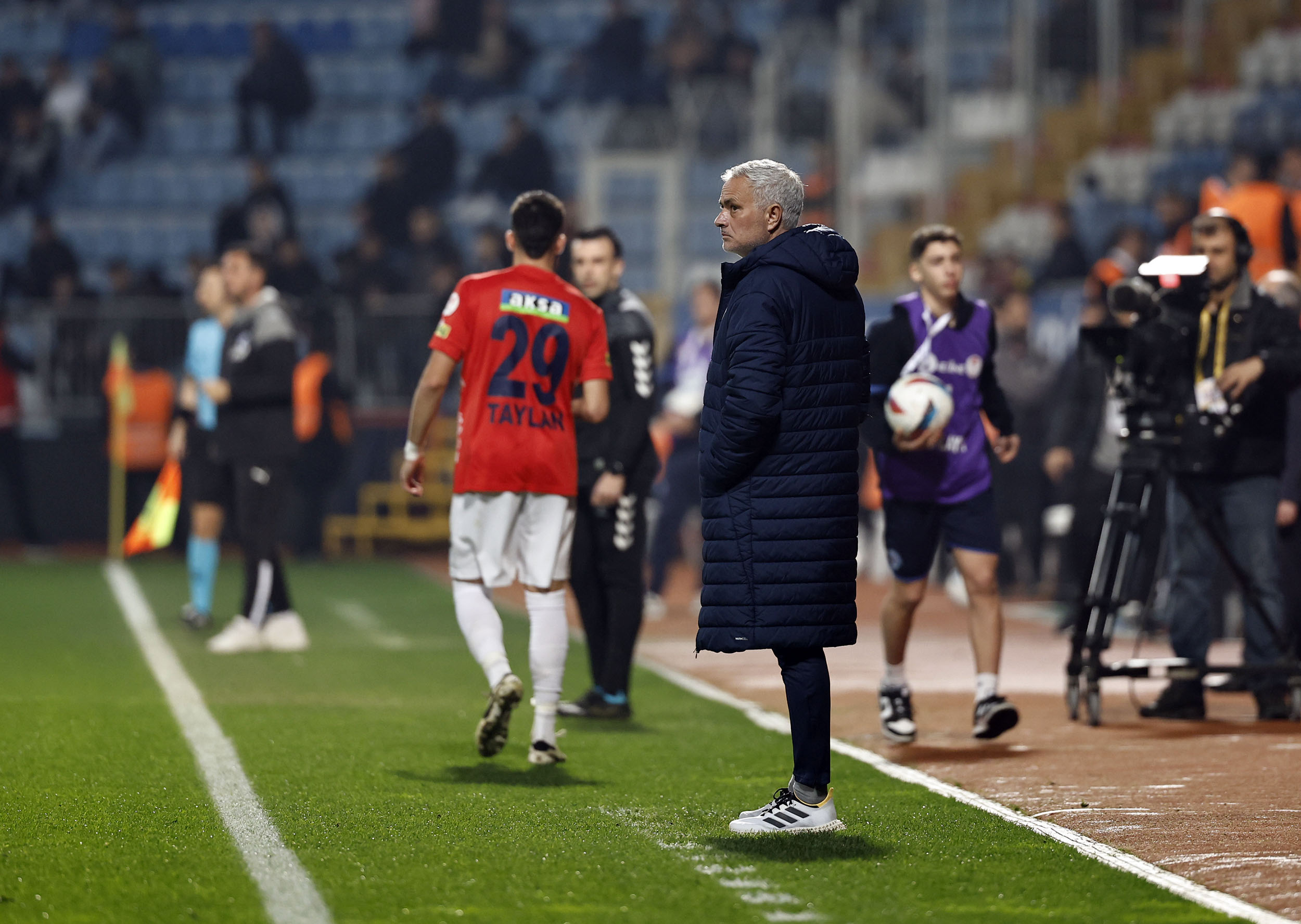 爱游戏中国官网-穆里尼奥重振切尔西，率队取得胜利的简单介绍