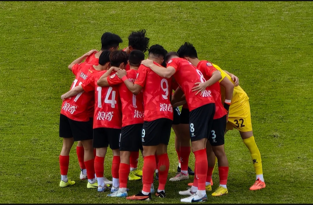 球队在比赛中的不屈精神打动了所有观众的心 球队在比赛中的不屈精神打动了所有观众的心