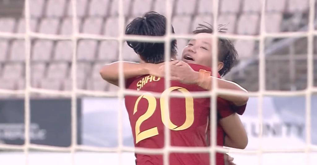 包含神奇时刻：女足比赛中的惊艳瞬间的词条