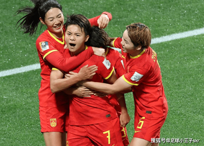 中国女足队员在国际比赛中全力以赴获胜 中国女足队员在国际比赛中全力以赴获胜