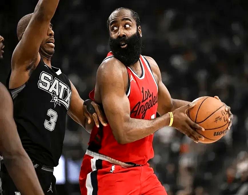 爱游戏app-防守硬实力凸显，球队成绩有望大幅提升