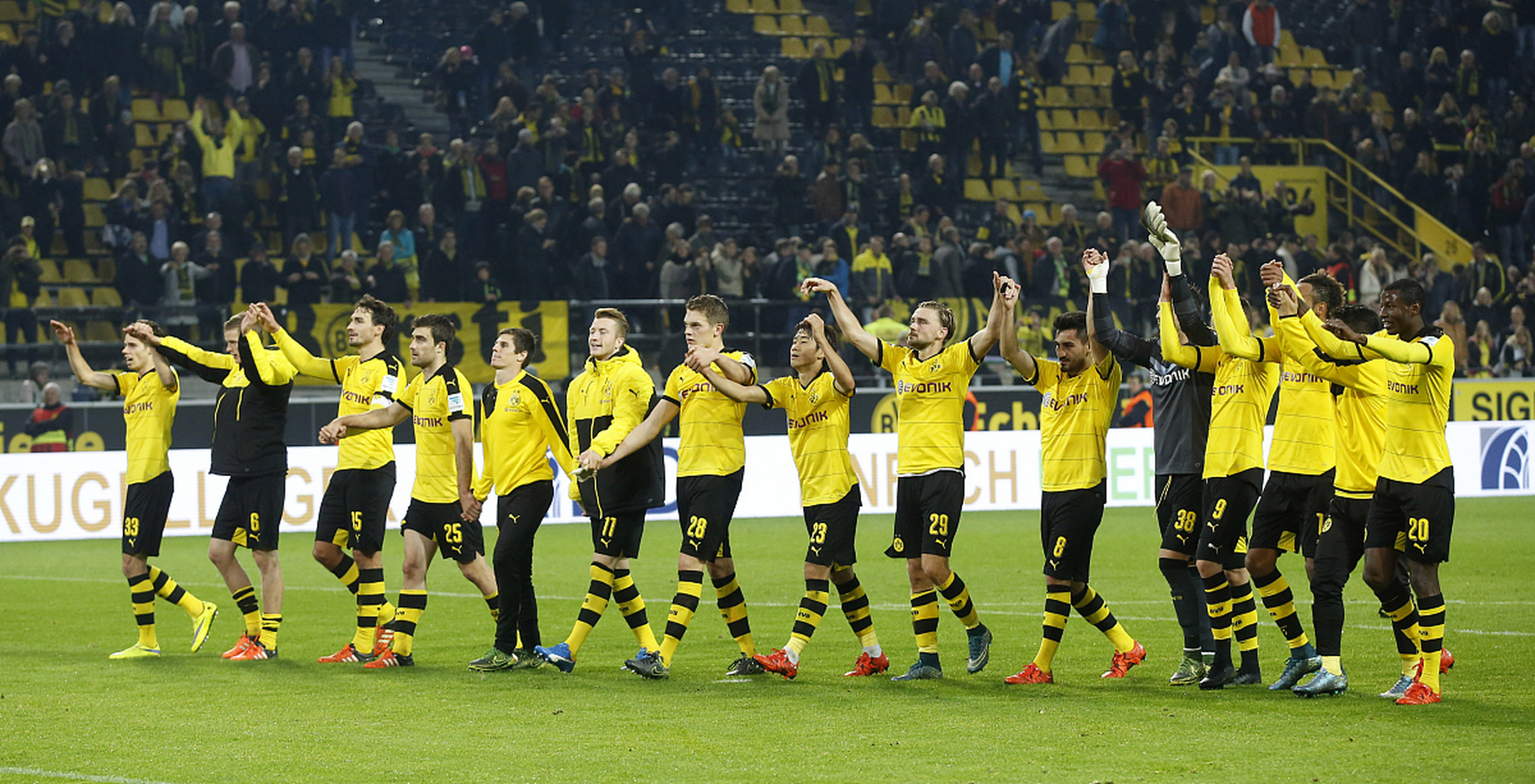 多特蒙德战绩不俗,实力占据德甲前列位置 多特蒙德战绩不俗,实力占据德甲前列位置