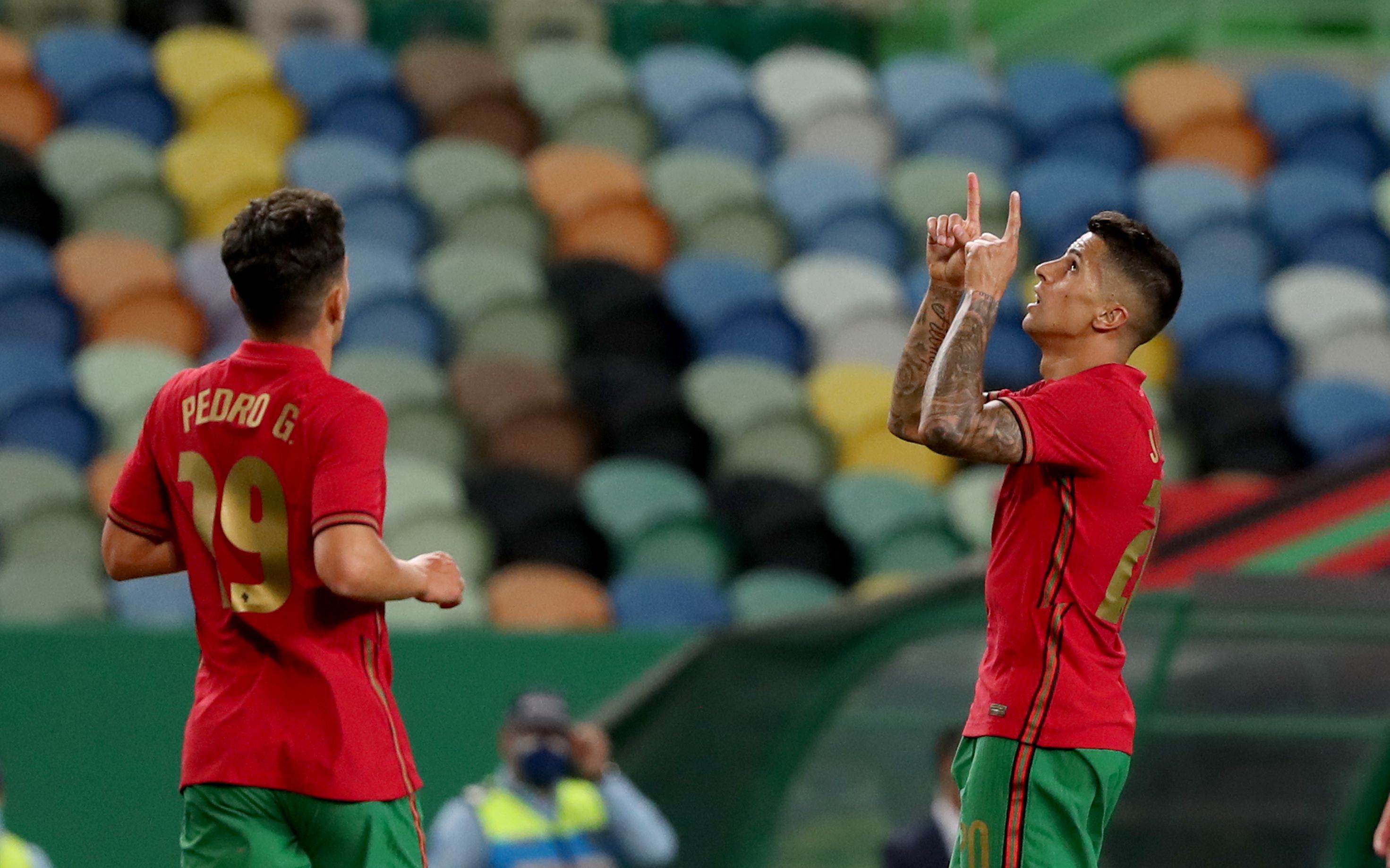 爱游戏体育平台-葡萄牙豪门表现抢眼，全面压制对手的简单介绍