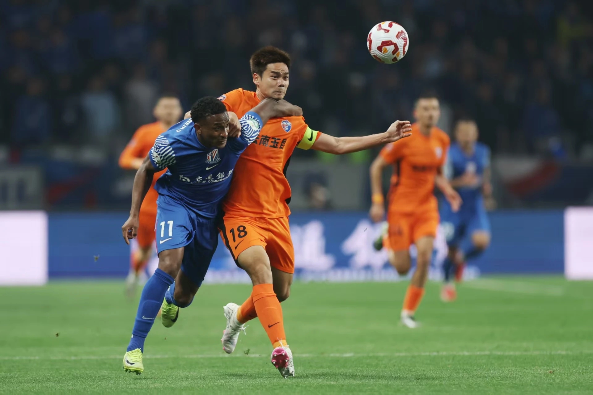 关于比赛风起云涌，场内场外都热闹非凡的信息